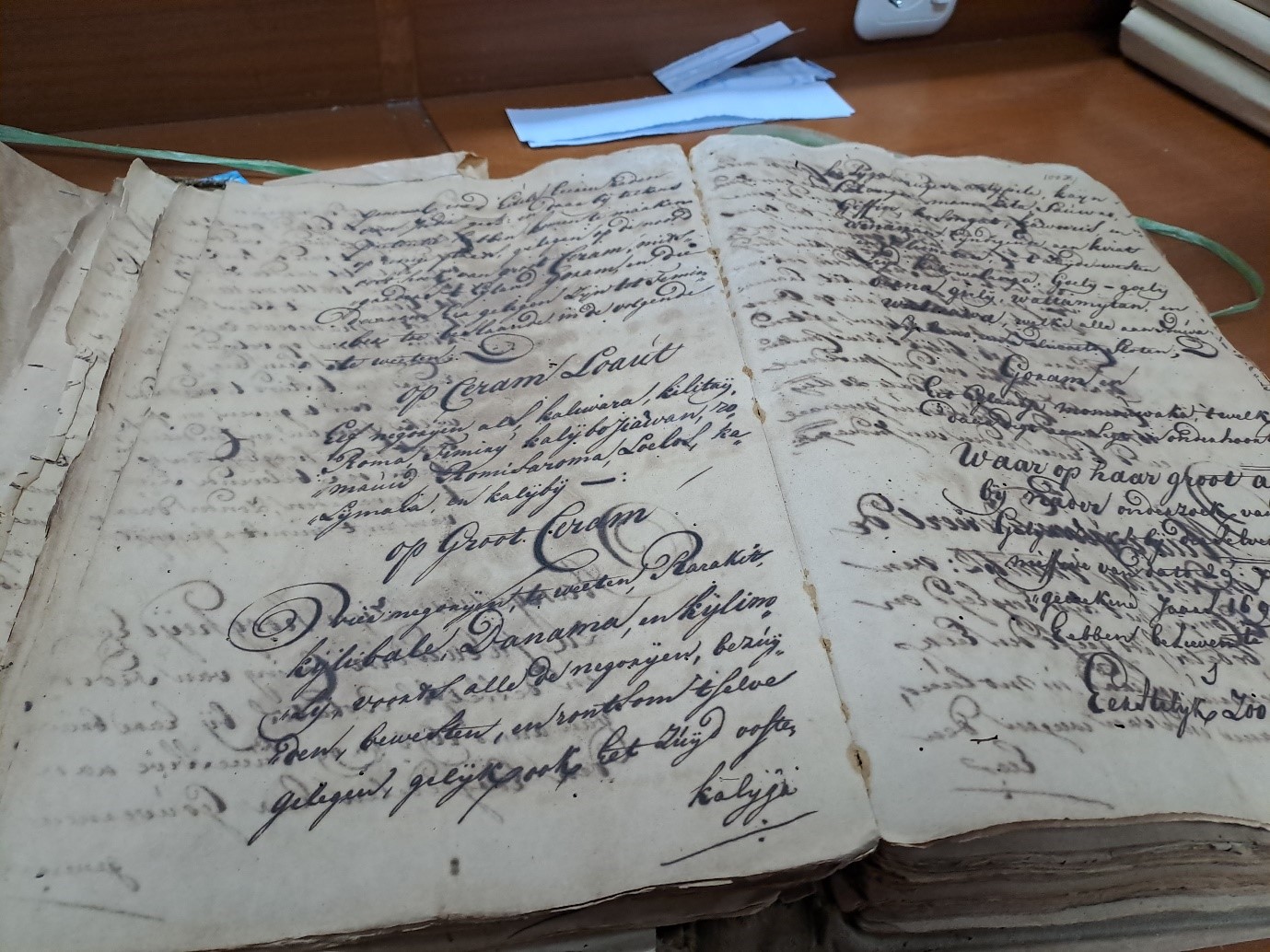 Fig. 2. Contract book with copies of treaties between the VOC and Ternate 1652 1743. ANRI Ternate 130.   kopia